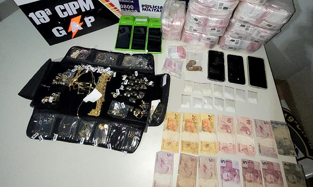 PM prende dono de distribuidora de bebidas por tráfico e apreende drogas e adolescente