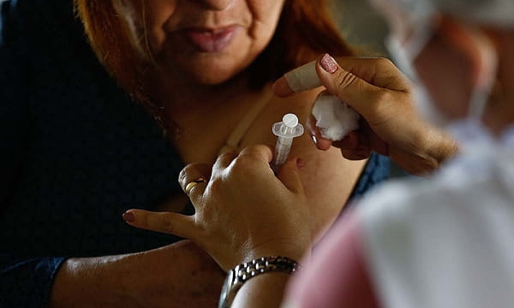 Após polêmicas, AstraZeneca decide parar fabricação de vacina da Covid