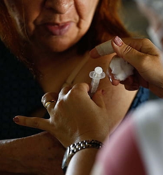 Após polêmicas, AstraZeneca decide parar fabricação de vacina da Covid