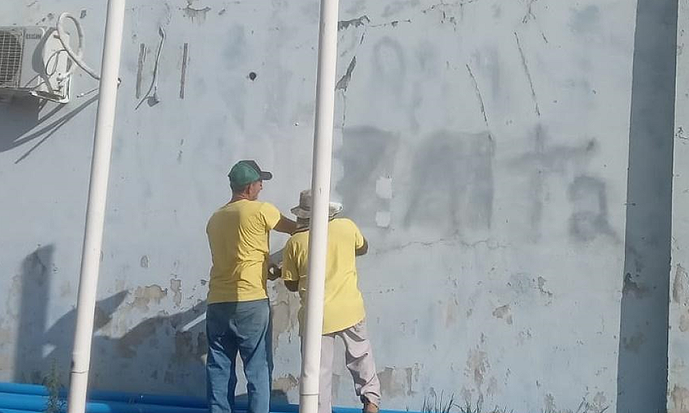 Reeducandos cobrem pichações de facção criminosa em Colniza-MT
