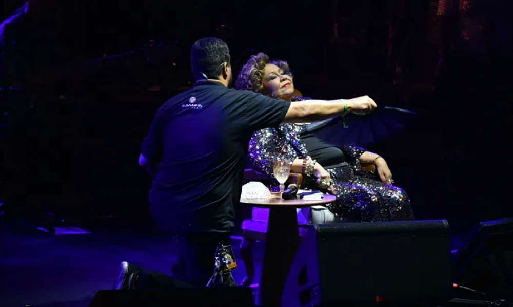 Alcione passa mal durante show em baile de Carnaval no Recife