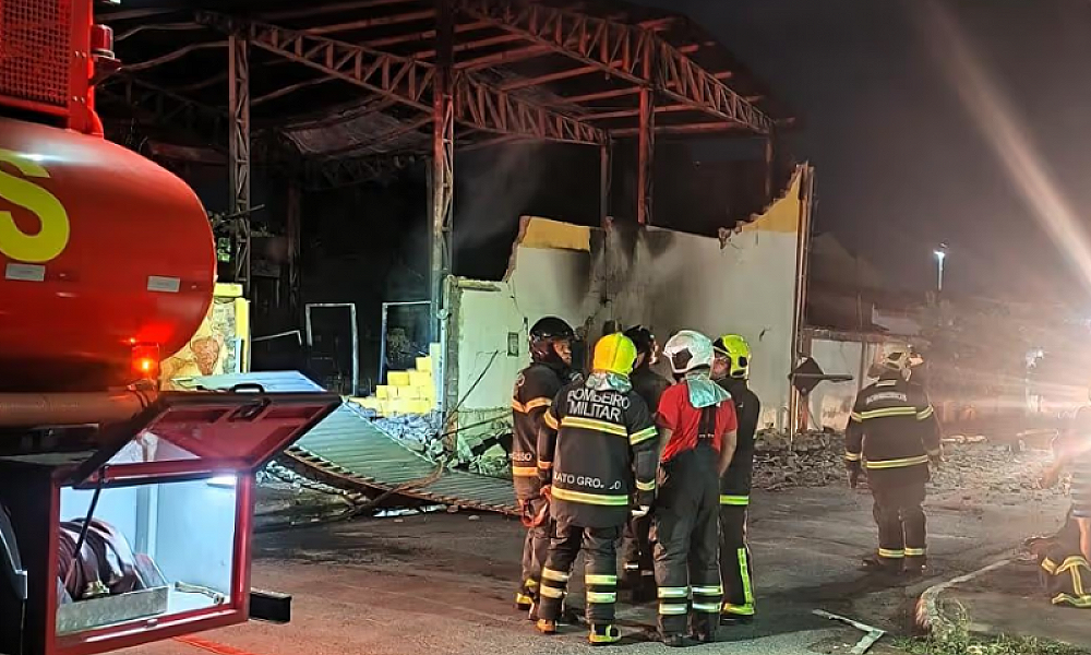 Incêndio de grandes proporções destrói fábrica de espuma em Cuiabá