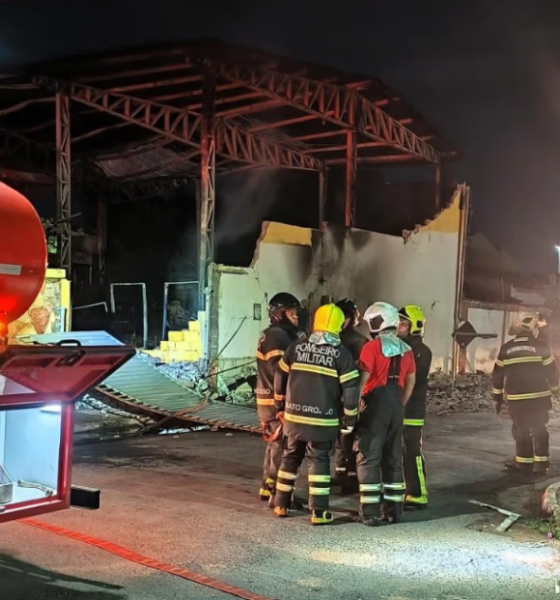 Incêndio de grandes proporções destrói fábrica de espuma em Cuiabá