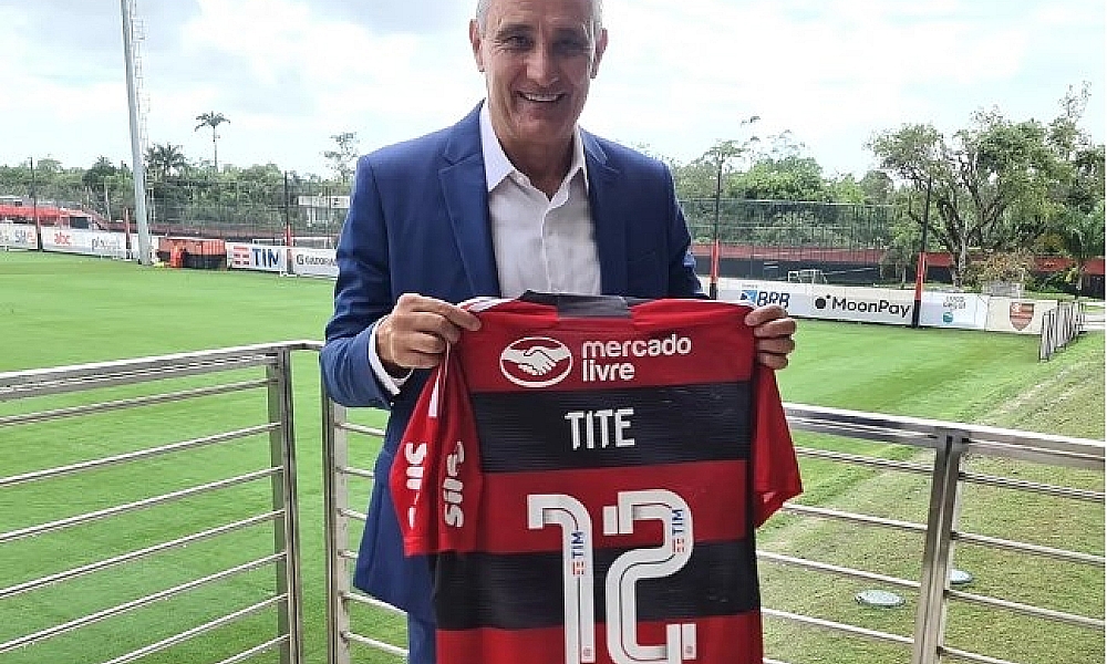Tite chega ao Ninho do Urubu para trabalhar e exibe camisa do Flamengo