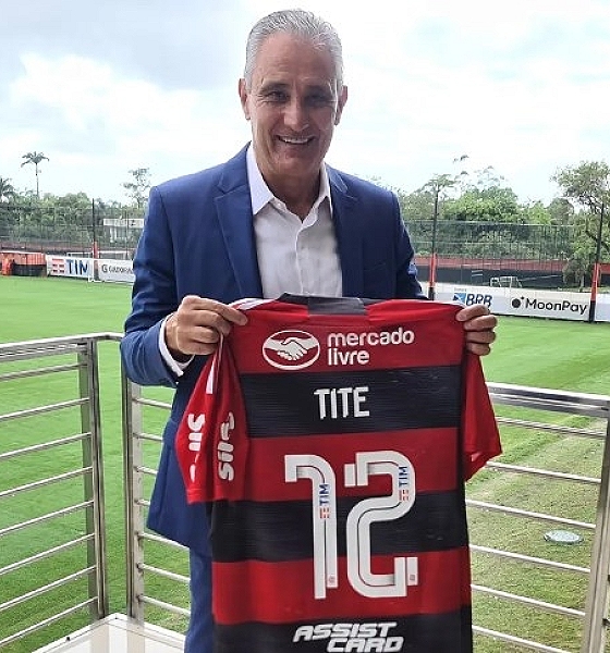 Tite chega ao Ninho do Urubu para trabalhar e exibe camisa do Flamengo