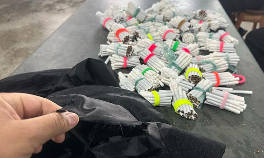 Advogado é flagrado tentando entrar com cigarros escondidos em presídio de Cuiabá