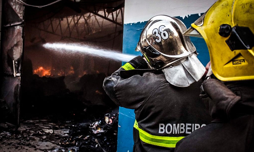 Bombeiros controlam incêndio em depósito de padaria em Alta Floresta
