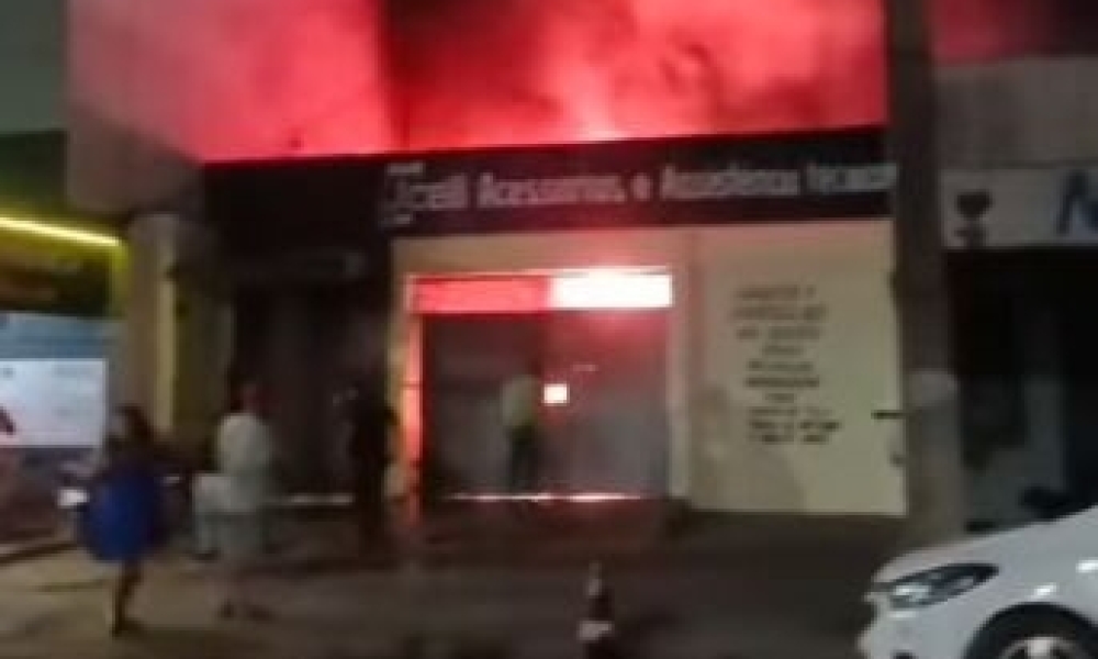 Homem briga com esposa e coloca fogo em casa