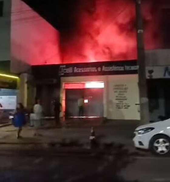 Homem briga com esposa e coloca fogo em casa