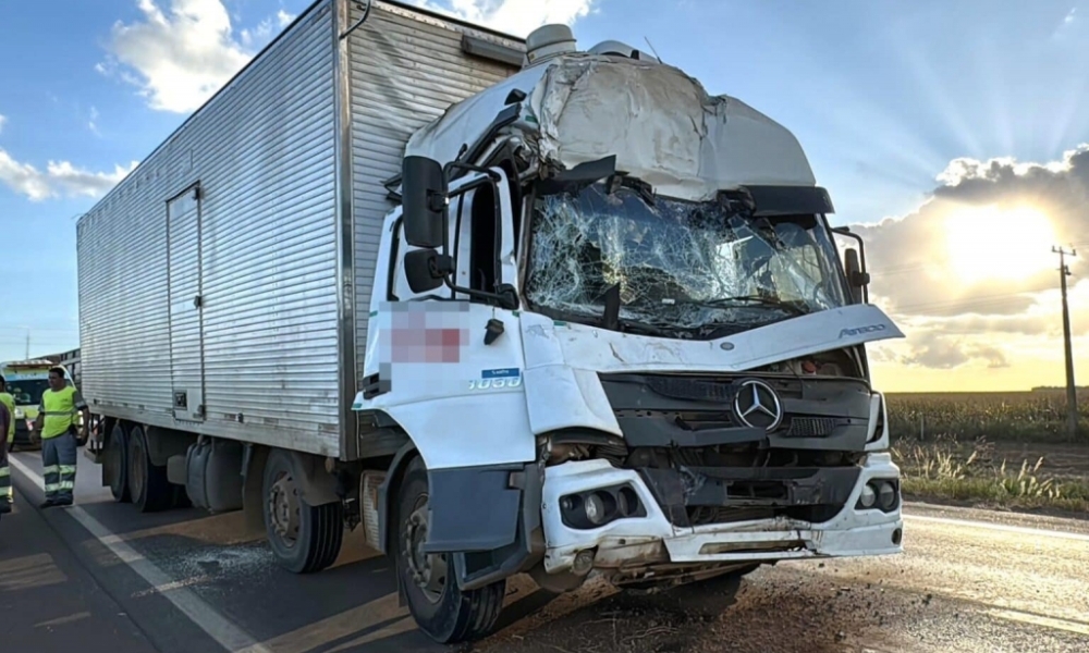 Caminhão bate na traseira de carreta na BR-163 