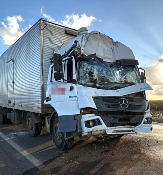 Caminhão bate na traseira de carreta na BR-163 