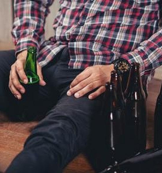 Bêbado é preso após mostrar pênis e urinar na frente de mulheres e crianças em festival de MT