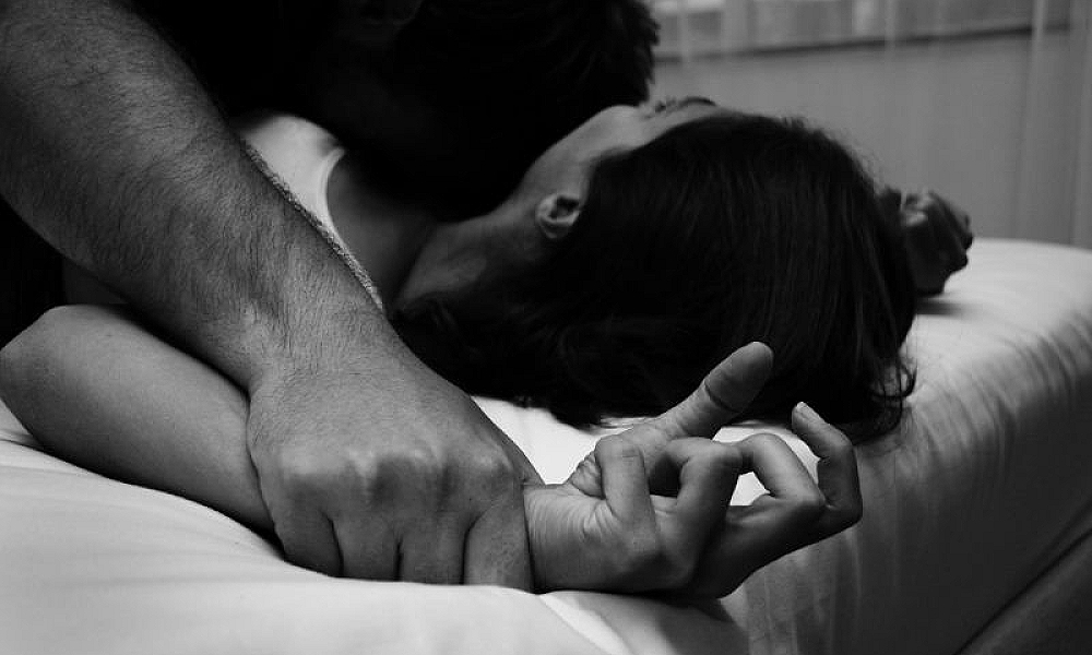 Padrasto abusa da enteada e é flagrado tentando fugir de casa