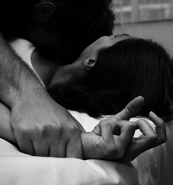 Padrasto abusa da enteada e é flagrado tentando fugir de casa