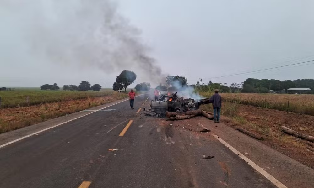 TRÊS PESSOAS MORREM APÓS CARRO BATER NA TRASEIRA DE CAMINHÃO TRATOR EM RODOVIA DE MT