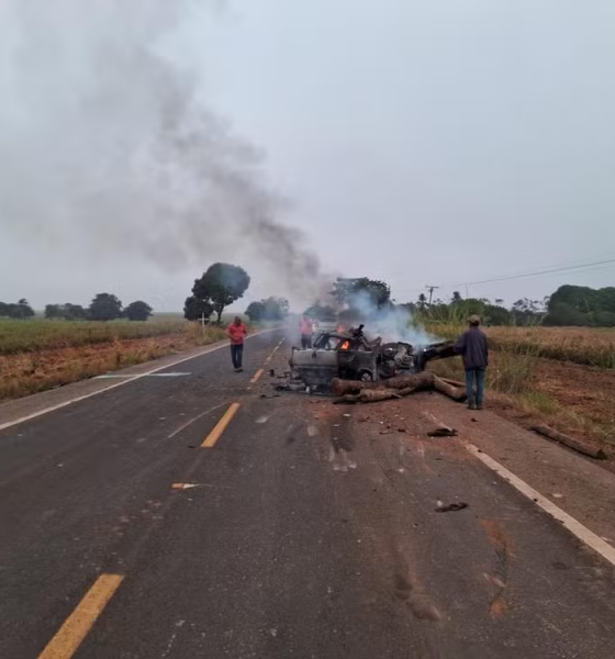 TRÊS PESSOAS MORREM APÓS CARRO BATER NA TRASEIRA DE CAMINHÃO TRATOR EM RODOVIA DE MT
