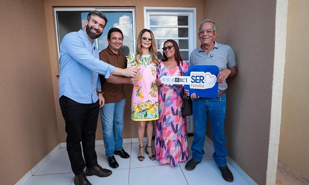 Primeira-dama de MT entrega primeira casa sorteada no Casamento Abençoado