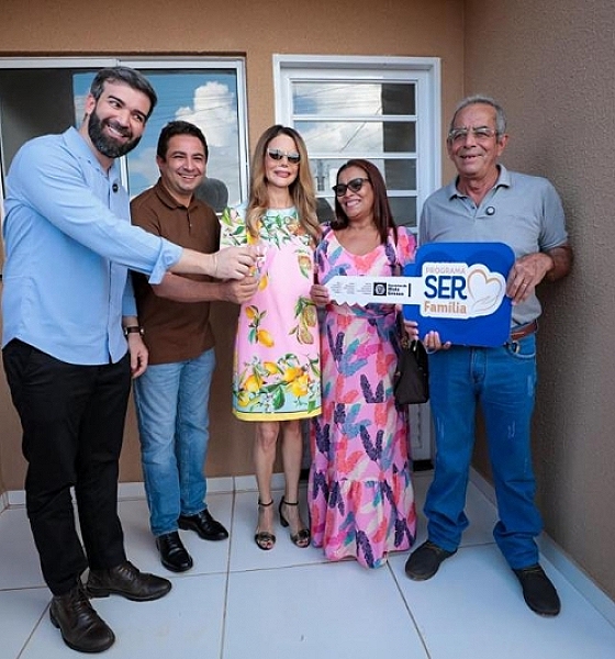 Primeira-dama de MT entrega primeira casa sorteada no Casamento Abençoado
