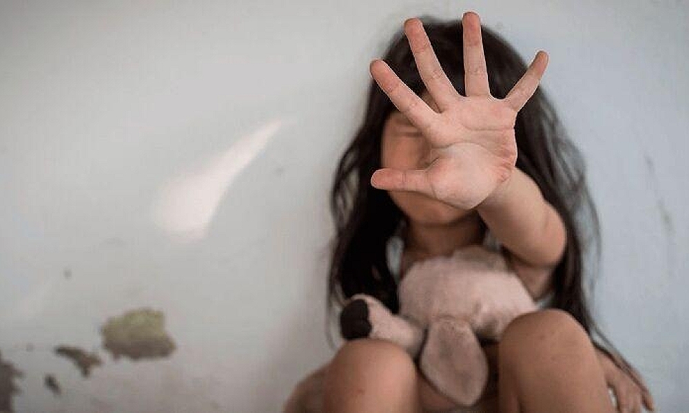 Tio dorme pelado e estupra sobrinha de 3 anos