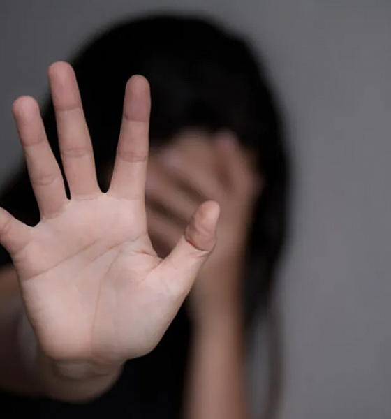 Adolescente de 13 anos descobre gravidez após sofrer abuso pelo padrasto