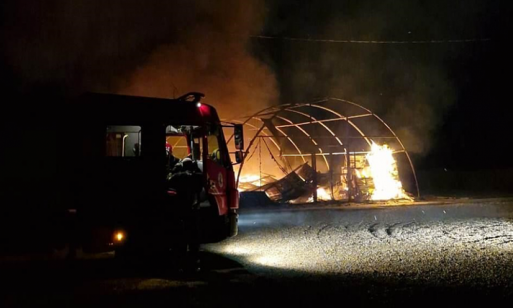 Bombeiros combatem incêndio em almoxarifado de fazenda em Juscimeira