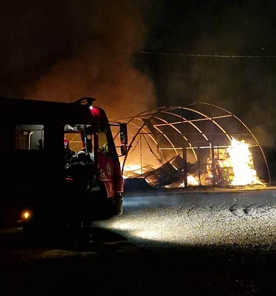 Bombeiros combatem incêndio em almoxarifado de fazenda em Juscimeira