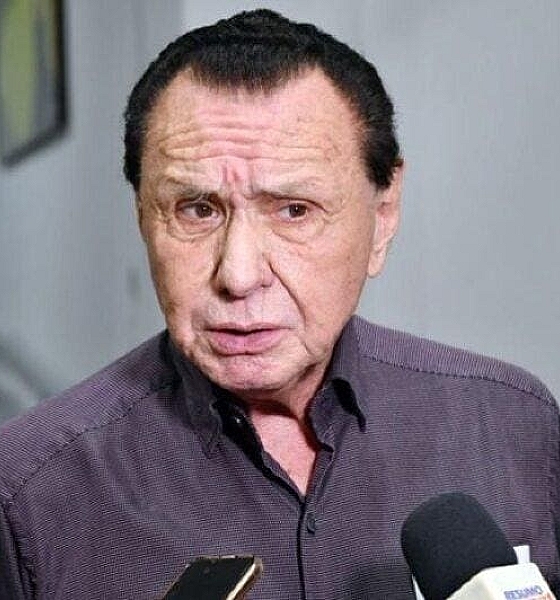 Carlos Bezerra é internado em UTI após cair e bater a cabeça;