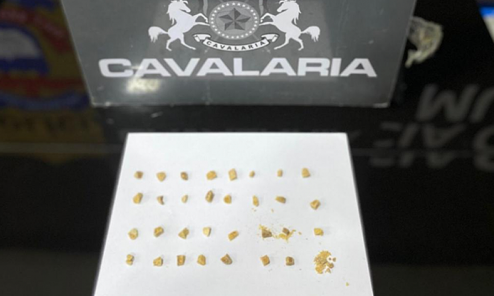 Adolescente é apreendido com 31 pedras de pasta base de cocaína