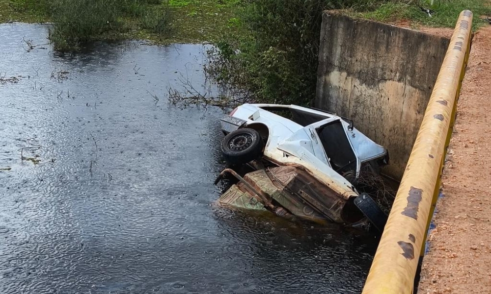 Corpo de Bombeiros localiza corpos de duas vítimas de afogamento após queda de carro de ponte