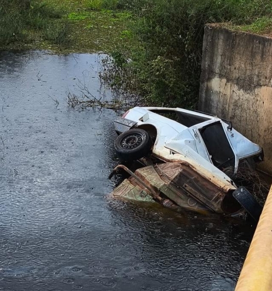 Corpo de Bombeiros localiza corpos de duas vítimas de afogamento após queda de carro de ponte
