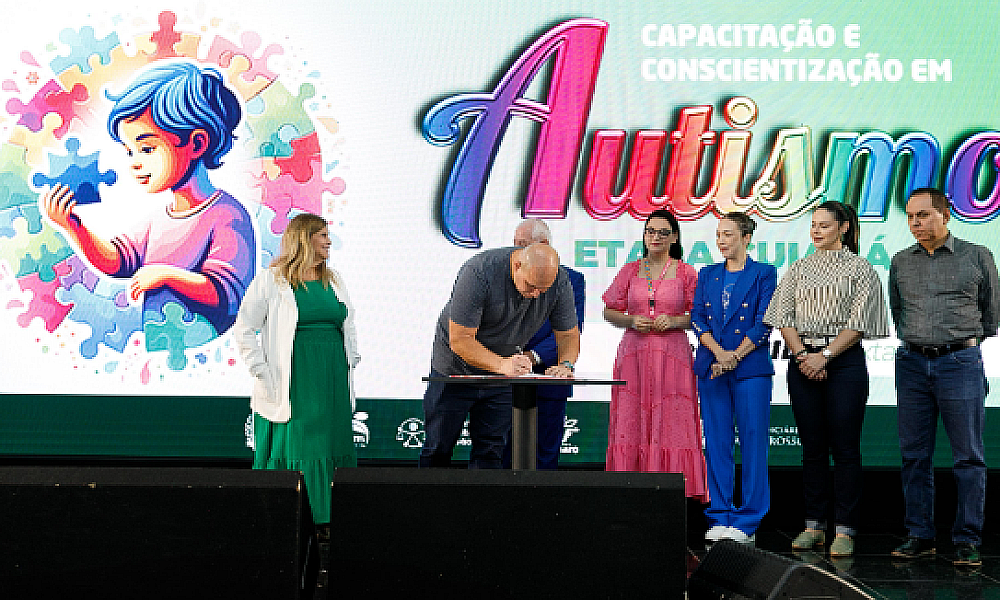 Prefeito assina compromisso para criar centro de referência do autista