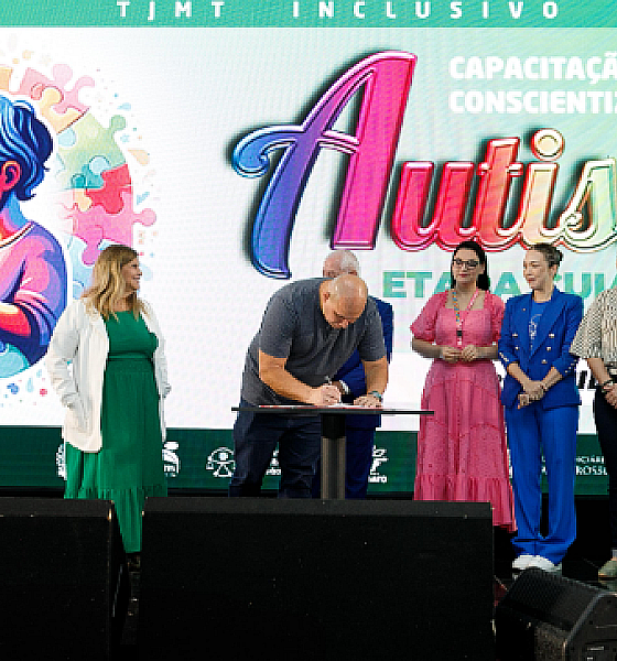 Prefeito assina compromisso para criar centro de referência do autista