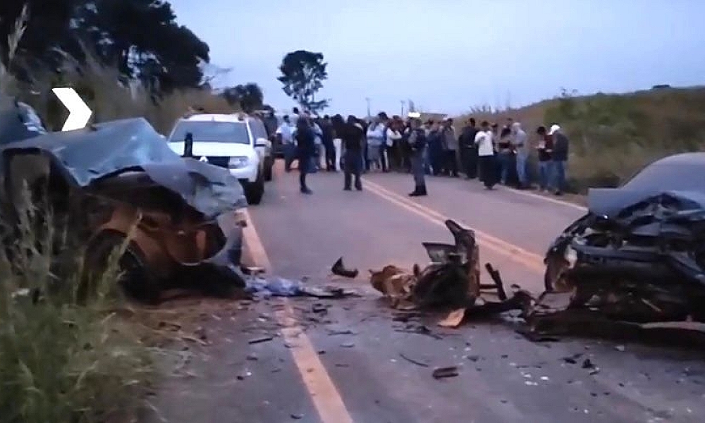 Irmãos morrem em violenta colisão entre carros em rodovia de Mato Grosso