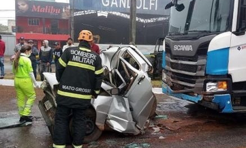 Motorista tem carro esmagado por carretas e morre em rodovia