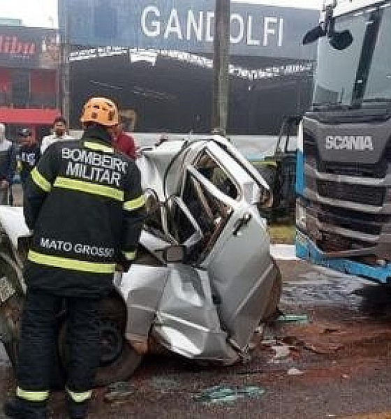 Motorista tem carro esmagado por carretas e morre em rodovia