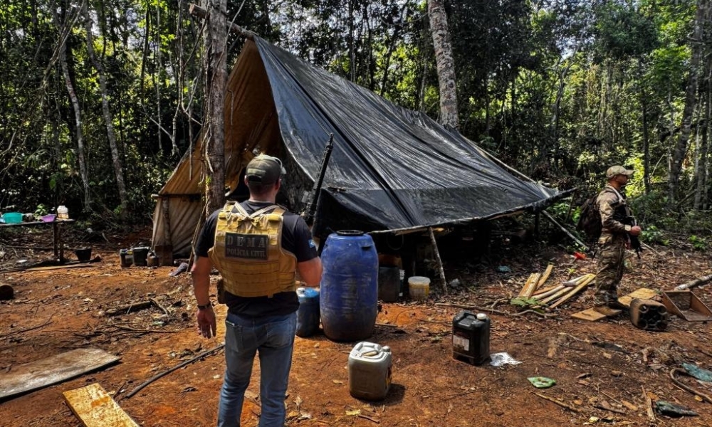 Polícia Civil prende três homens, destrói acampamentos e apreende motosserra em estação ecológica do Estado