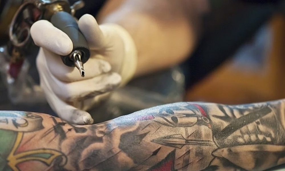 Tatuagem pode aumentar risco de câncer do tipo linfoma, mostra estudo