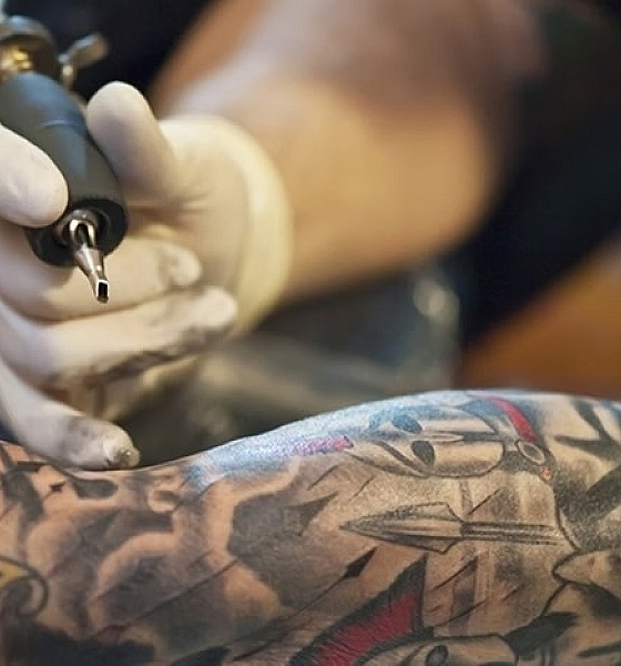 Tatuagem pode aumentar risco de câncer do tipo linfoma, mostra estudo