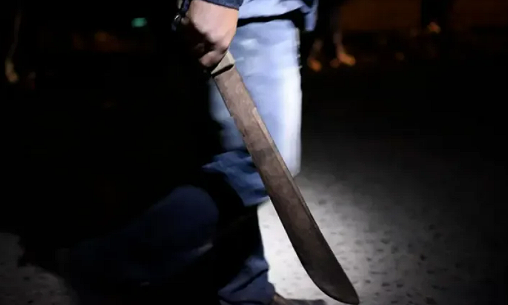 Homem ataca duas pessoas a golpes de facão após desentendimento em Cuiabá