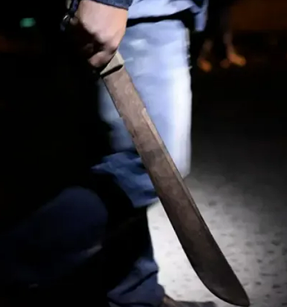 Homem ataca duas pessoas a golpes de facão após desentendimento em Cuiabá