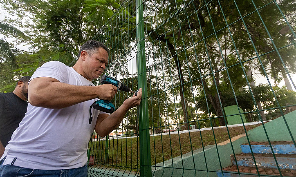 Prefeito de Rondonópolis determina retirada do cercamento das praças e dispara: “decisão equivocada”