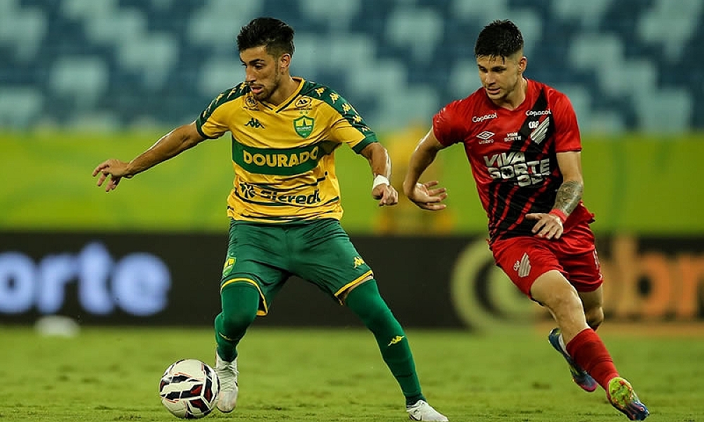 Com gol de Pedrinho, Cuiabá vence o Athletico-PR e assume provisoriamente a liderança da Série B  