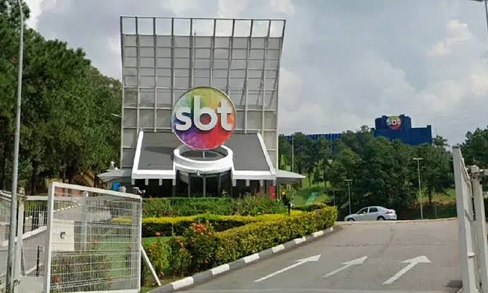 Diretor é pego transando com funcionário em camarim; SBT se pronuncia