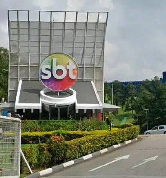 Diretor é pego transando com funcionário em camarim; SBT se pronuncia