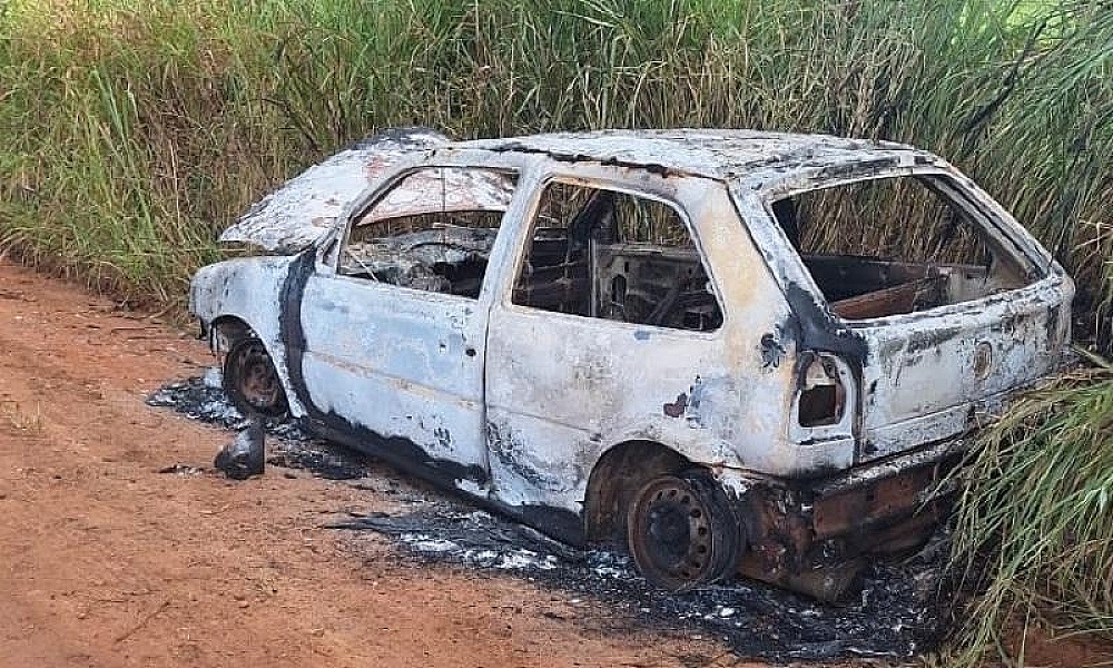 Corpo carbonizado é encontrado dentro de carro em estrada rural de São José dos Quatro Marcos