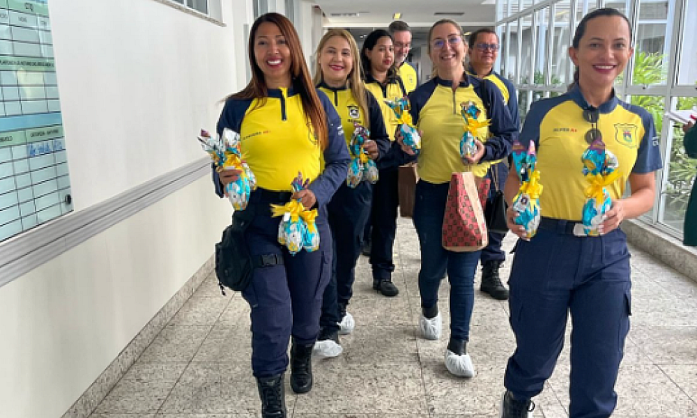Agentes da Semob fazem ação de Páscoa para crianças no HMC