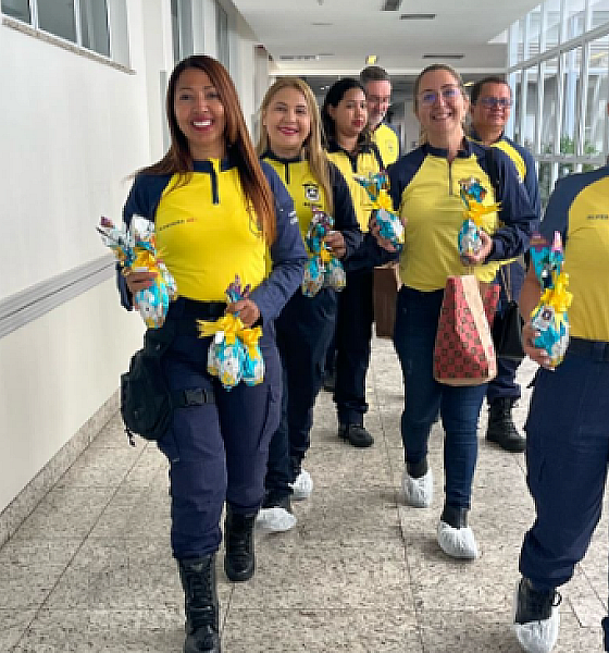 Agentes da Semob fazem ação de Páscoa para crianças no HMC