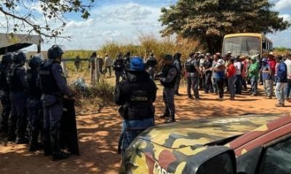 Padre de São Félix do Araguaia e defensora são presos por invasão de terra em MT
