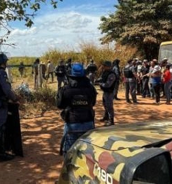Padre de São Félix do Araguaia e defensora são presos por invasão de terra em MT