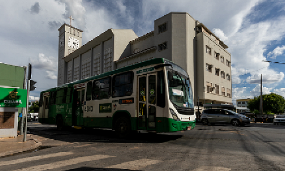 Prefeito de Cuiabá entrega projeto de lei que prevê gratuidade no transporte coletivo aos domingos